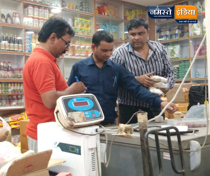 BUDAUN NEWS: त्याौहरो पर मिलावट के शक में खाद्य पदार्थो के नमूने लिये