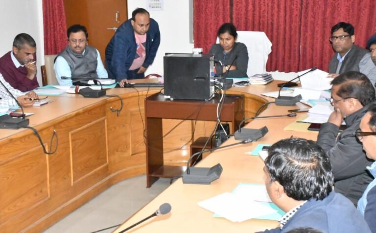 BUDAUN NEWS: जनपद में बर्ड फ्लू नहीं, डीएम ने दिए सघन सर्वेलेन्स के निर्देश