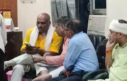 कोतवाल के कक्ष में नीली रंग की शर्ट पहने बैठे कानूनगो विनोद कुमार पाल