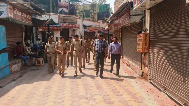 MATHURA: अक्षय तृतीया पर्व को लेकर श्रीकृष्ण जन्मभूमि क्षेत्र में सुरक्षा व्यवस्था का निरीक्षण