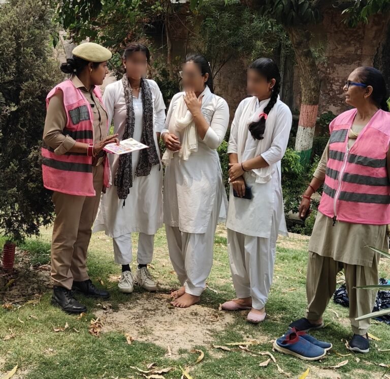 बुलन्दशहर: मिशन शक्ति अभियान (फेज-05) के अंतर्गत पुलिस टीमों द्वारा महिलाओं व बालिकाओं को किया गया जागरूक