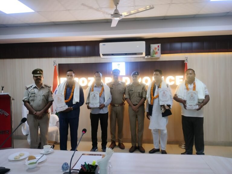 फिरोजाबाद पुलिस लाइन में चार पुलिसकर्मियों को सेवानिवृत्ति पर ससम्मान दी गई विदाई