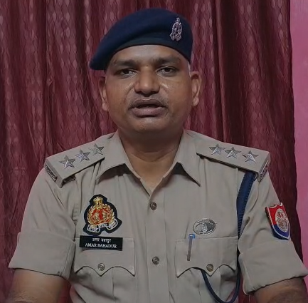MIRZAPUR: बरकछा में सड़क किनारे मिली अचेत युवती! SSP ने जांच के लिए 3 टीमें गठित कीं | पुलिस ने पहुंचकर कराया अस्पताल में भर्ती