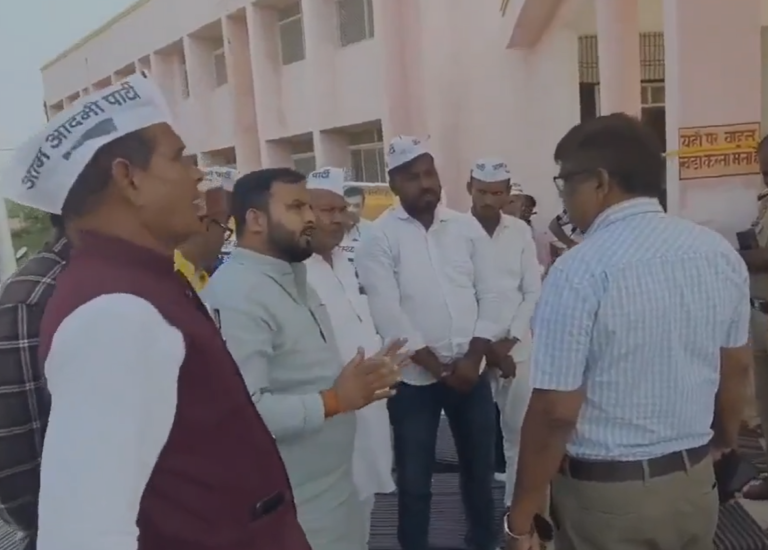 CMO निलंबित! — IAS अमित कुमार घोष (ACS) ने सुल्तानपुर के CMO/ CMS डॉ. भास्कर प्रसाद को वायरल वीडियो के आधार पर निलंबित कर विभागीय जांच के आदेश दिए।